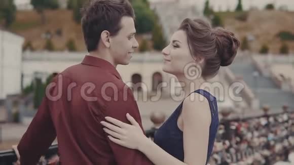 美丽的年轻夫妇享受亲密的时刻可爱的情侣之吻视频的预览图