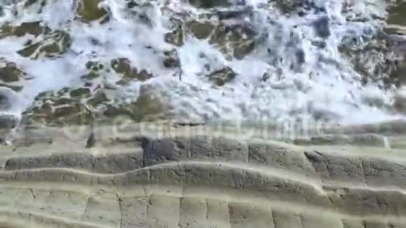 西西里岛ScaladeiTurchi风暴海波的俯视图视频的预览图