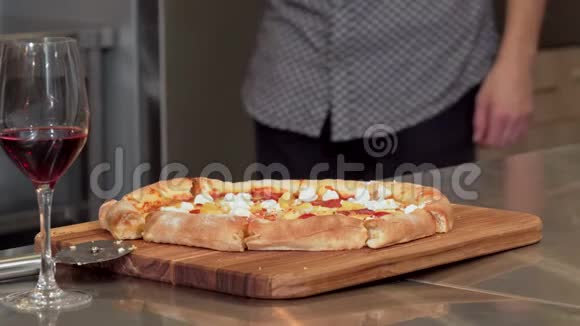 从桌上抓了一块美味的披萨视频的预览图