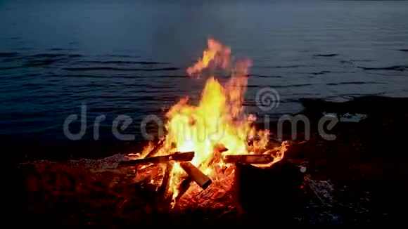 声音在黄昏时分由一具水体为盖伊福克斯主题的29秒篝火或篝火视频的预览图