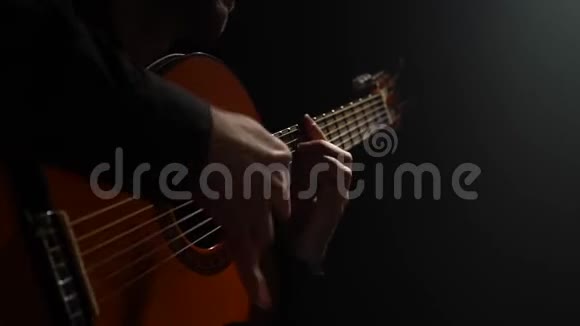 吉他上的人演奏拉丁节奏关门视频的预览图