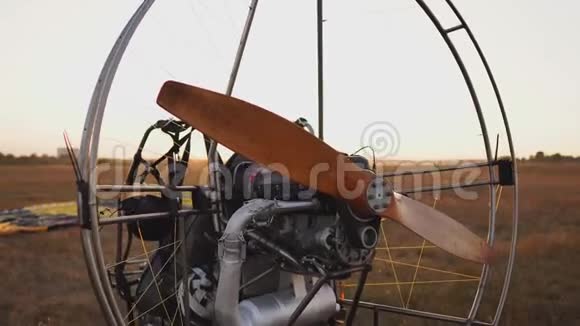 汽车滑翔伞站在机场在夕阳的阳光下摄像机沿着轨道移动套房视频的预览图