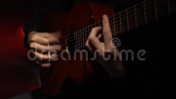 吉他演奏旋律男快关门后面的光视频的预览图