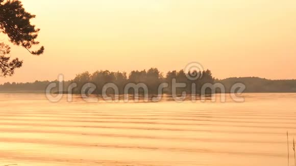 风景优美的金色夕阳红天河伏尔加湖太阳落在地平线后面宁静视频的预览图