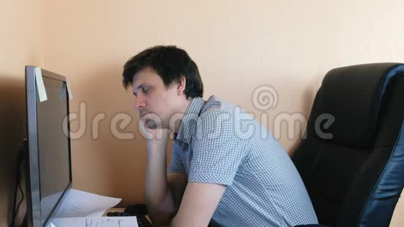 年轻人在电脑前工作睡着了视频的预览图