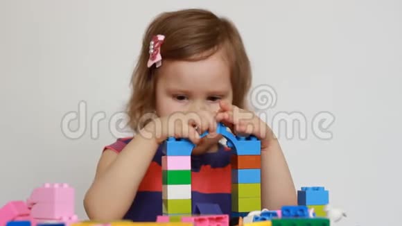 小女孩正忙着建造一个建筑工人宝贝玩游戏视频的预览图