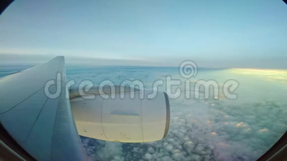 从飞机窗口看飞机飞越云外视频的预览图