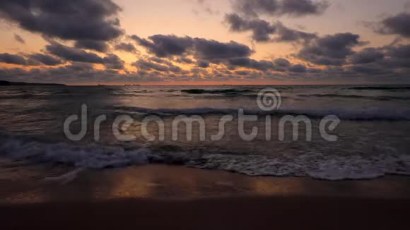 日出过海波和热带海滩新的早晨新的一年视频的预览图