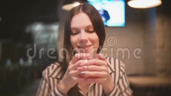 女人喝了一杯酸饮料看着镜头视频的预览图