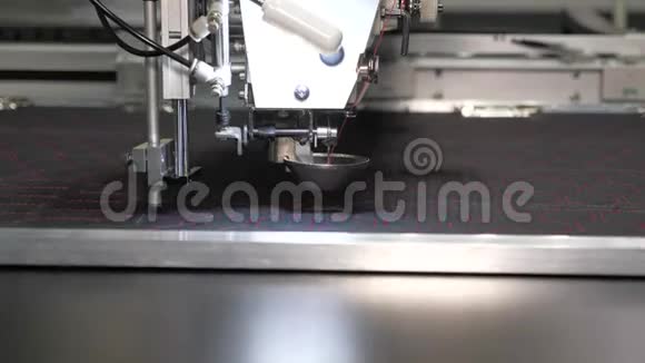 自动机器刺绣机器人与数控工程在缝纫生产线机器人缝纫机计算机计算机视频的预览图