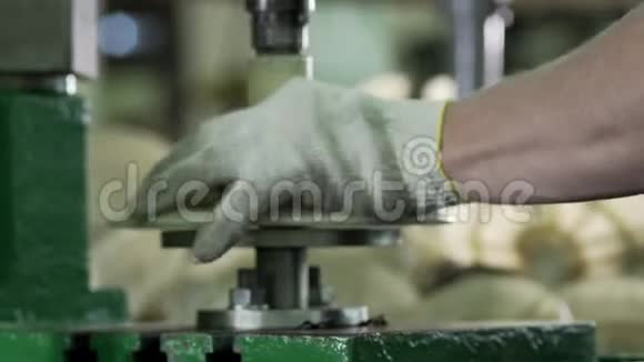 压力下手套式小零件的工人视频的预览图