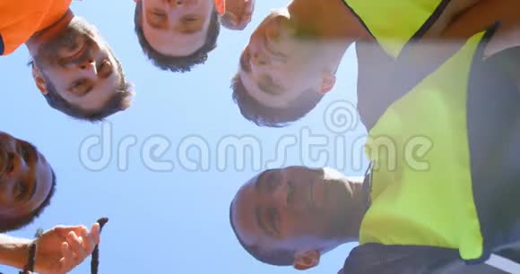 足球运动员形成一个4K的拥抱视频的预览图