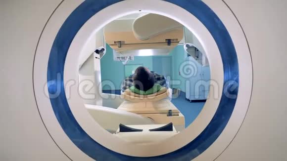 病人躺在断层仪里医疗设备诊断诊所计算机断层扫描机视频的预览图