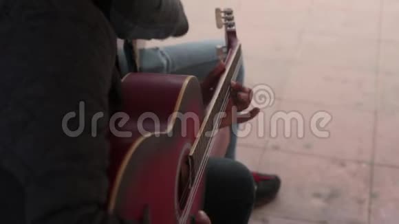 街头表演者弹吉他视频的预览图