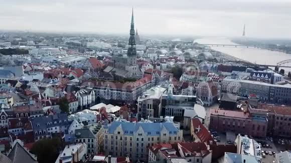 拉脱维亚现代城镇拥有丰富的中世纪遗产河畔景观视频的预览图