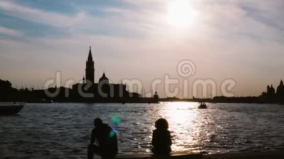 欣赏威尼斯运河日落的人们视频的预览图