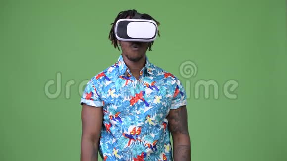 年轻英俊的非洲游客使用虚拟现实耳机视频的预览图