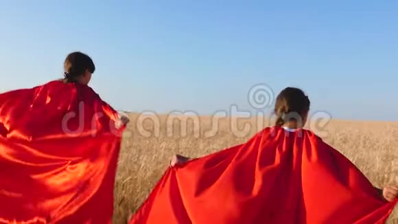 年轻女孩的超级英雄带着小麦跑过田野对抗蓝天视频的预览图