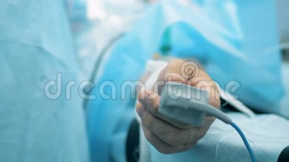 在手术过程中用一个传感器将病人的手紧紧视频的预览图