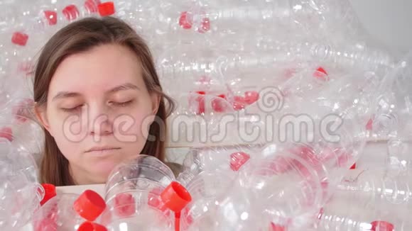 脱水的病人躺在一堆塑料瓶里环境污染问题停止自然垃圾视频的预览图