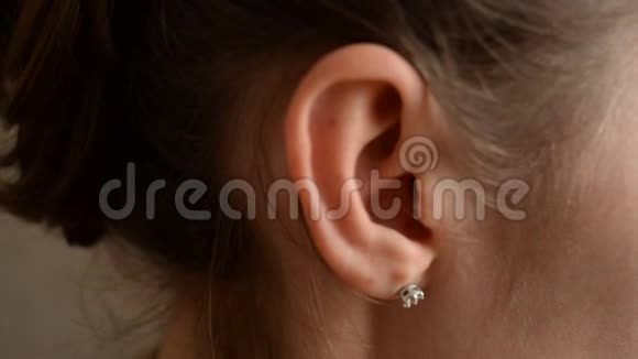 女孩戴上耳朵耳机视频的预览图