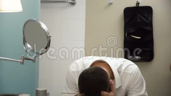 酒店浴室里的商人洗脸视频的预览图