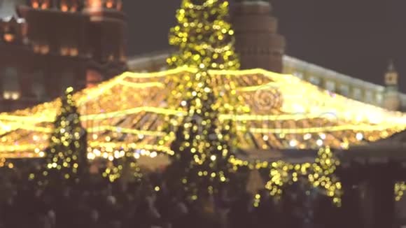 拥挤的广场上有圣诞树和装饰品布鲁尔视频的预览图