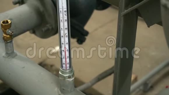 锅炉房管道背景温度计视频的预览图