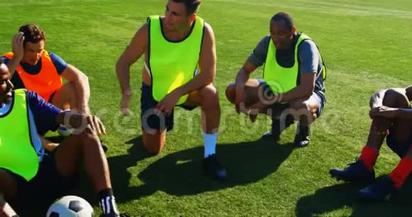 足球运动员在练习4k时休息视频的预览图