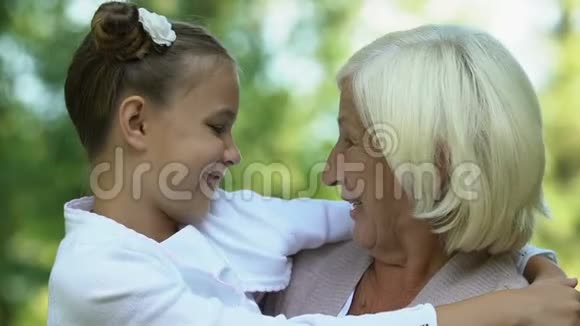 祖母和孙女拥抱谈笑风生家庭幸福视频的预览图