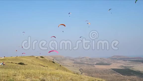 广角景观与飞行滑翔伞在田野自由概念视频的预览图