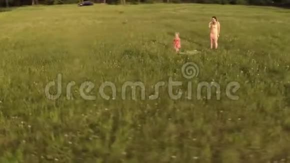 快乐的母亲和她的小女儿玩耍玩得开心年轻的白种人妈妈穿着视频的预览图