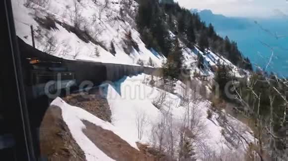 雪山上的火车火车在陡峭的山脉驾驶乌菲尔瑞士阿尔卑斯山视频的预览图