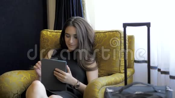 美丽的女孩躺在酒店的沙发上视频的预览图