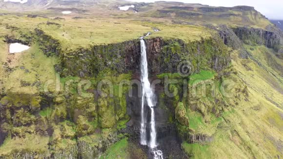 冰岛巨大瀑布的高空视角无人机视频视频的预览图