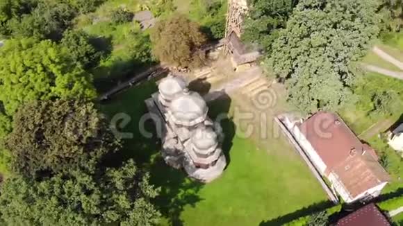 乌克兰Drohobych的古老木制圣乔治教堂世界遗产地空中观景带飞行视频的预览图