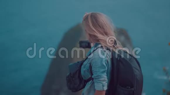 NusaPenida悬崖上的女摄影师视频的预览图