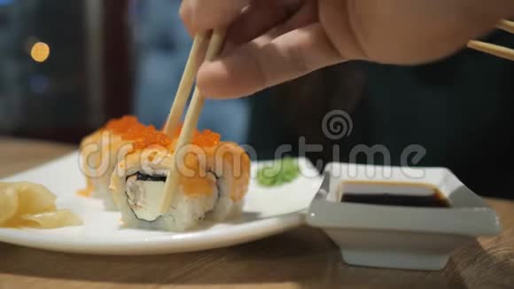 一对在日本餐厅吃寿司卷的夫妇视频的预览图