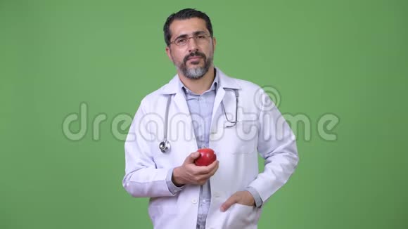英俊的波斯胡子男医生给苹果当营养学家视频的预览图