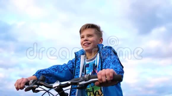 青少年骑自行车在新鲜空气中做运动旅游和主动娱乐快乐童年的时刻视频的预览图
