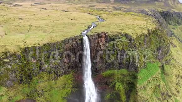冰岛巨大瀑布的高空视角无人机视频视频的预览图