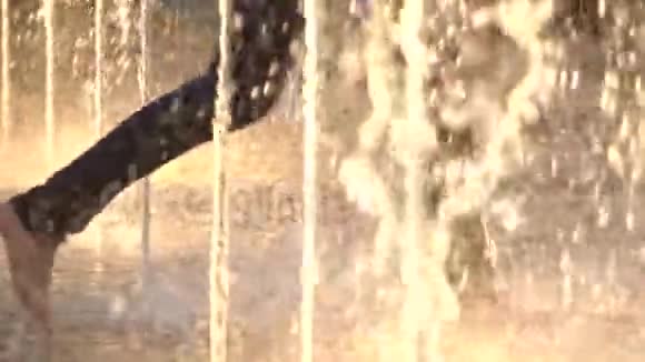 赤脚人在喷泉溪流之间奔跑慢动作视频视频的预览图
