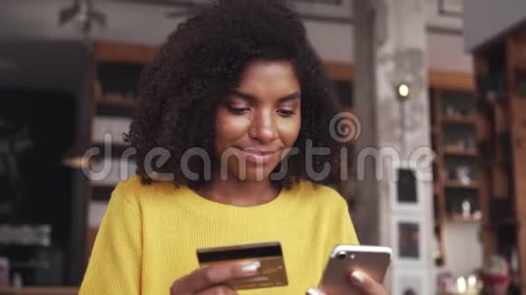 年轻女子用信用卡在网上购物视频的预览图