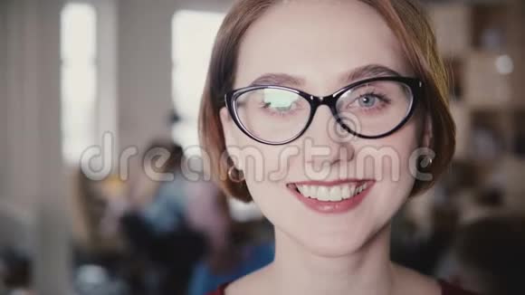 特写一位开朗的白种人商务女性对着镜头微笑扬起眉毛漂亮的女办公室经理视频的预览图