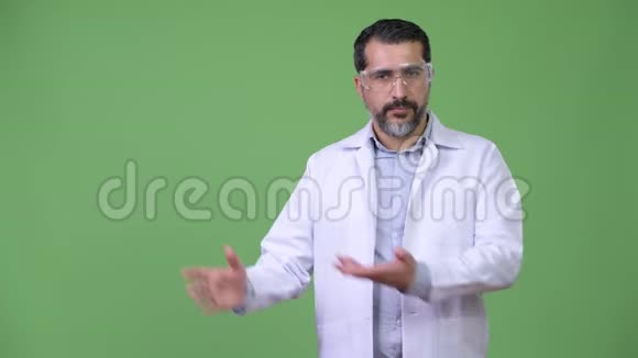 英俊的波斯胡子男医生戴着防护眼镜露出了一些东西视频的预览图