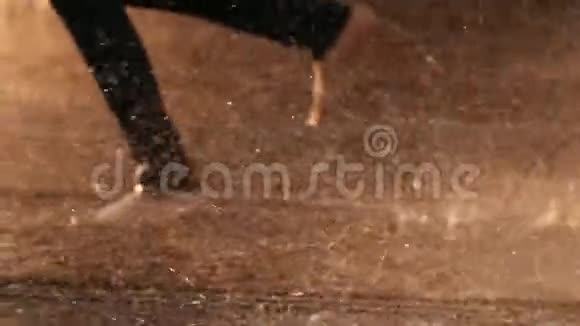 夏季的一天一个光着脚的人在喷泉里奔跑的慢镜头视频的预览图