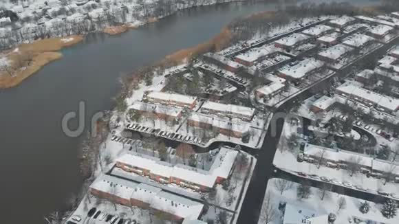 鸟瞰暴风雪后的一个居民区视频的预览图