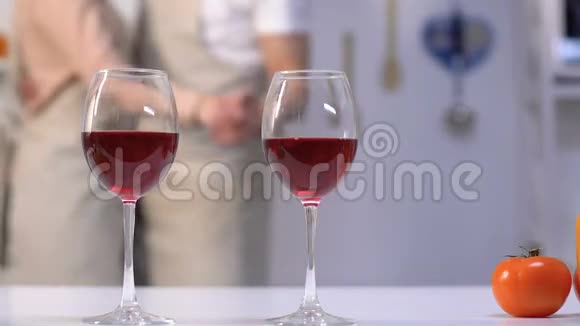 厨房桌上有酒杯背景上有一对夫妇浪漫视频的预览图