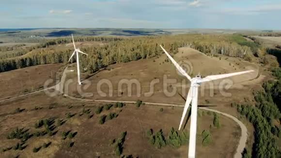 一台风力涡轮机在室外工作可再生能源电厂概念视频的预览图