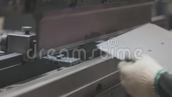 液压机中金属毛坯的弯曲人在机器上工作视频的预览图
